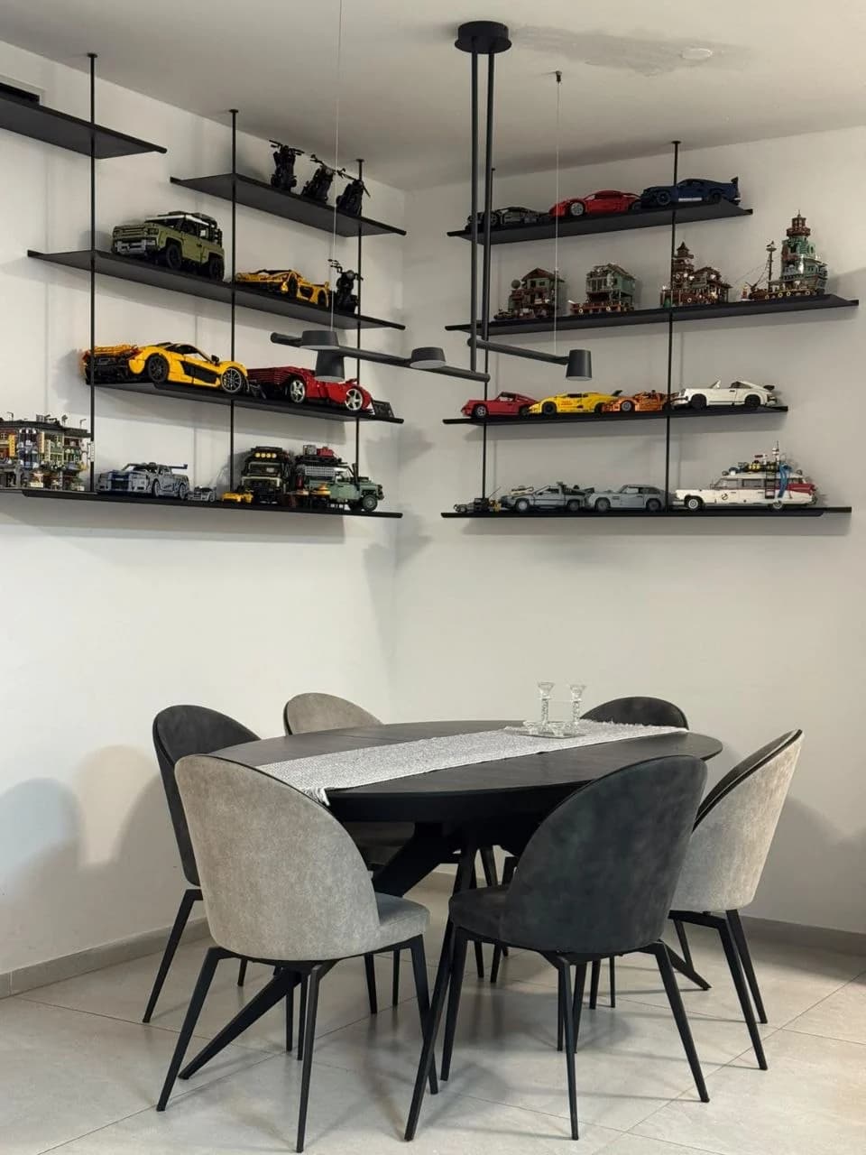 שתי ספריות KIVO שחורות בהתאמה אישית עם אוסף דגמי LEGO מעל פינת אוכל בבית לקוחות בשדרות