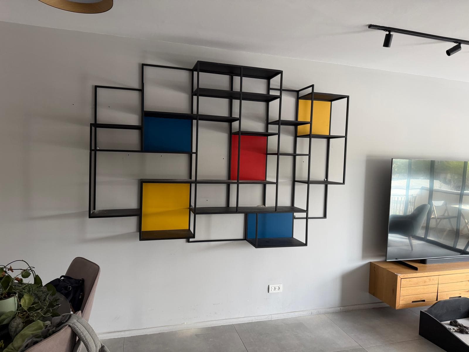ספריית קיר עם קומפוזיציה ייחודית